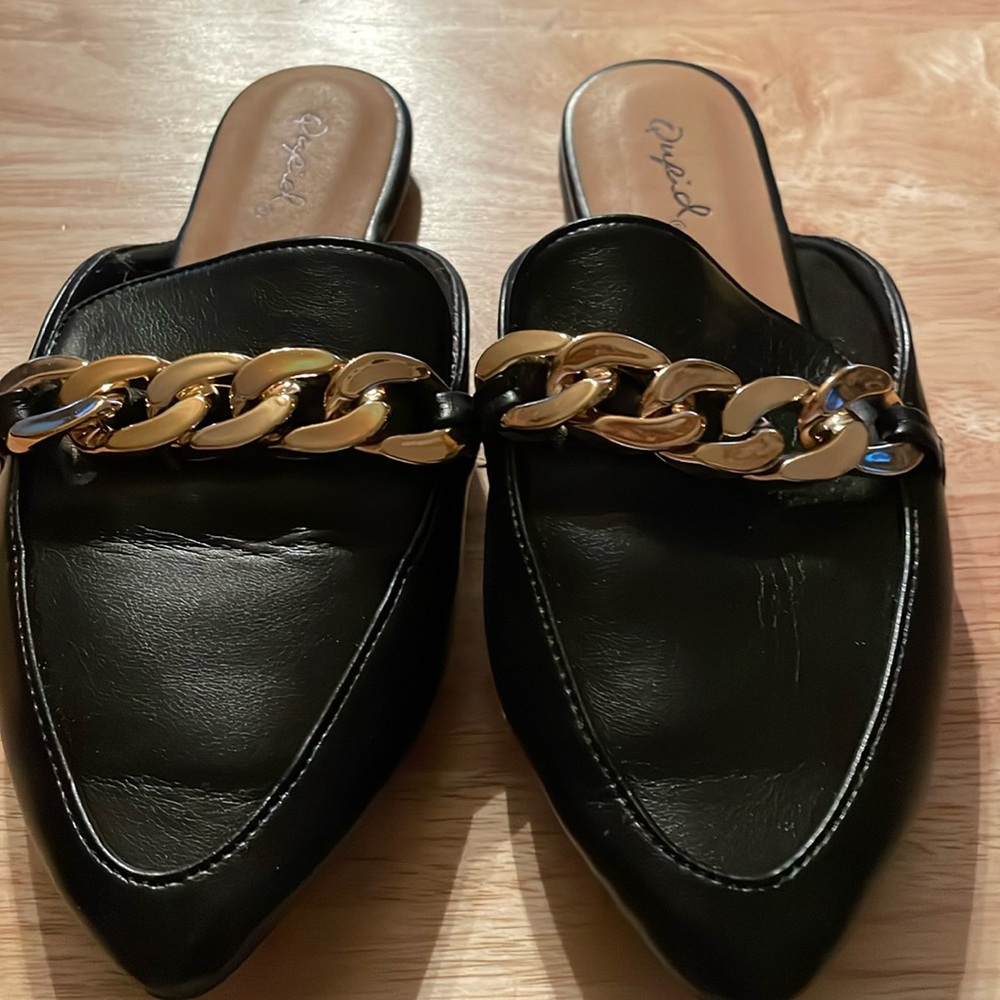 NWOT Qupid black with gold chain across top flats, Size 5.5